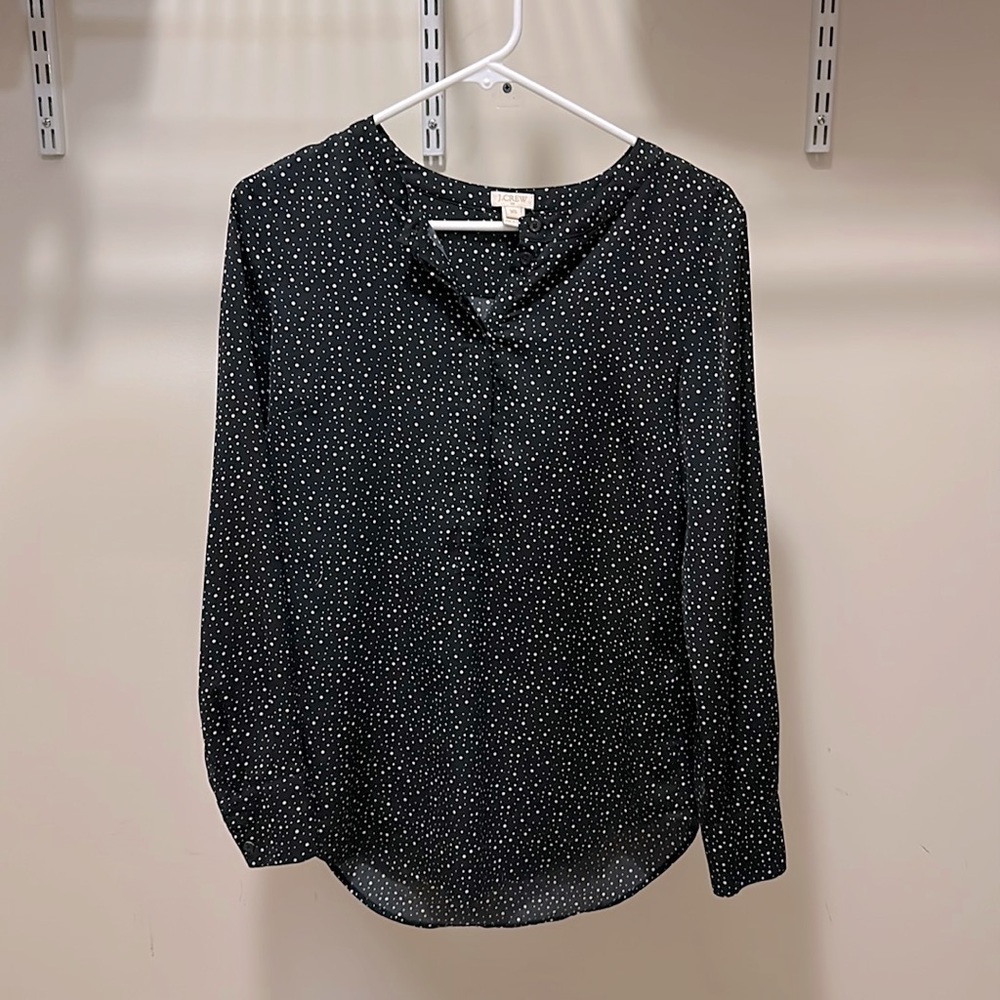 Subtle split neck, polkadot blouse with button, cuffs, and flat mandarin collar